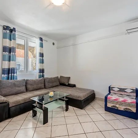 Homely In With Balcony * Vir