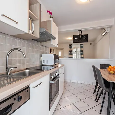 Homely In With Balcony Apartman *