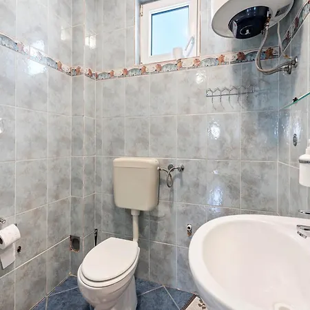 Apartman Homely In With Balcony Vir