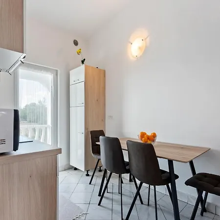 Lejlighed Homely In With Balcony