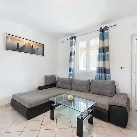 Homely In With Balcony Apartman Vir