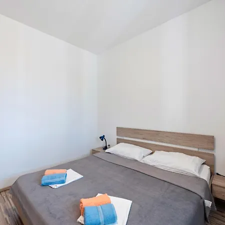 Homely In With Balcony Apartman