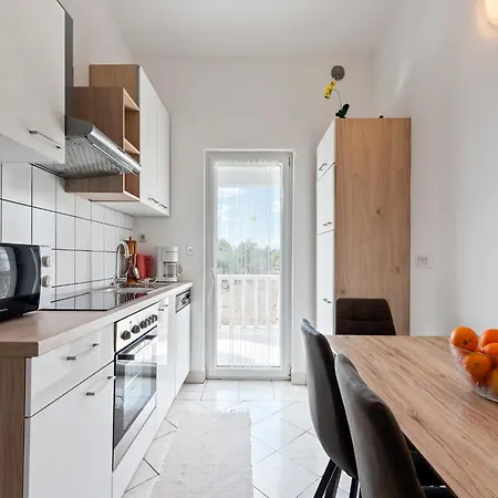 Homely In With Balcony * Vir