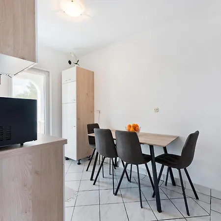 Homely In With Balcony Lejlighed