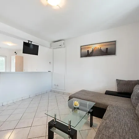 Apartman Homely In With Balcony