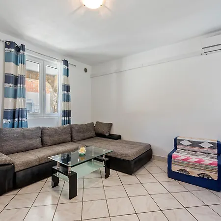 Homely In With Balcony Apartman Vir