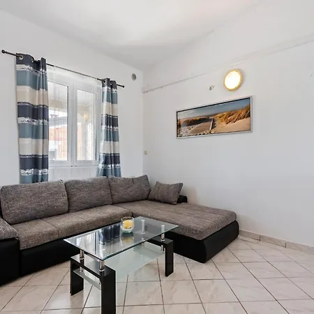 Apartman Homely In With Balcony Vir