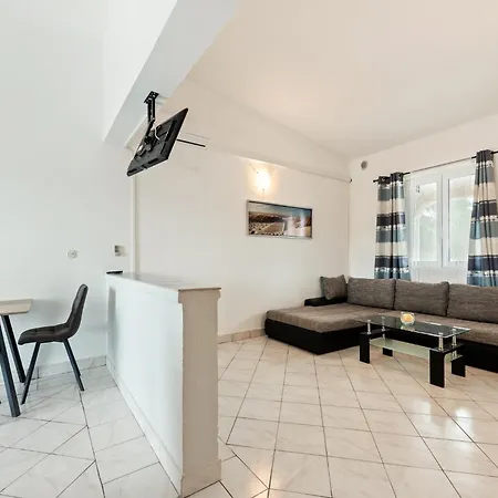 Homely In With Balcony *