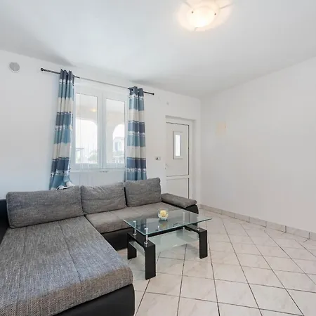 Homely In With Balcony * Vir