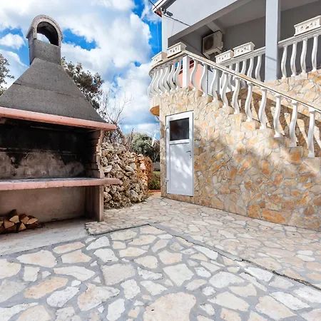 Homely In With Balcony Apartman Vir