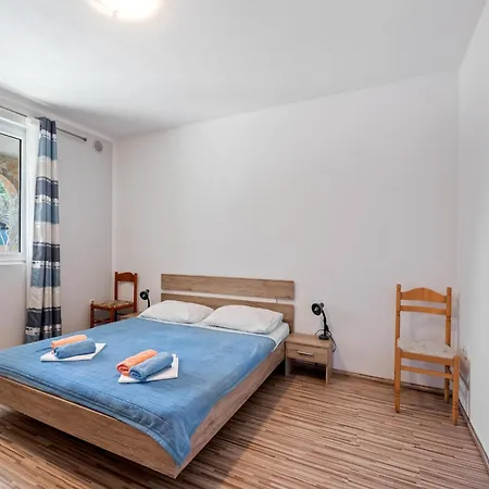 Apartman Homely In With Balcony Vir