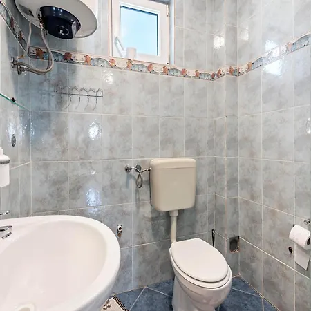 Homely In With Balcony Apartman Vir
