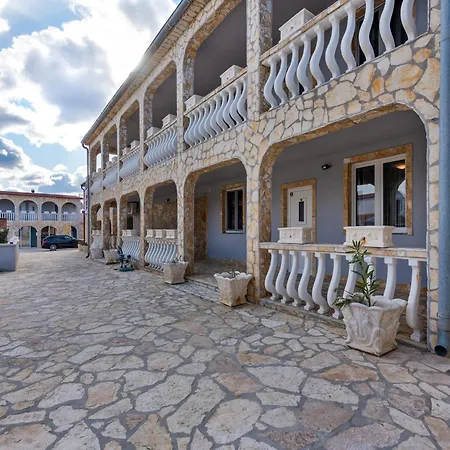 Apartman Homely In With Balcony