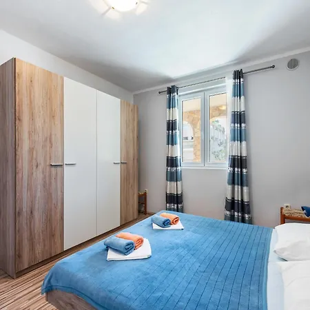 Homely In With Balcony Lejlighed
