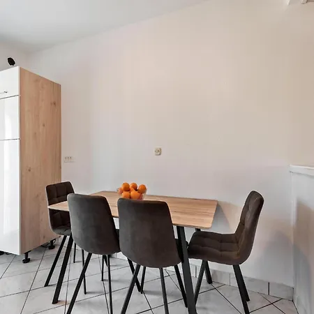 Homely In With Balcony Lejlighed