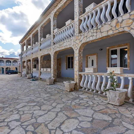 Homely In With Balcony Lejlighed *